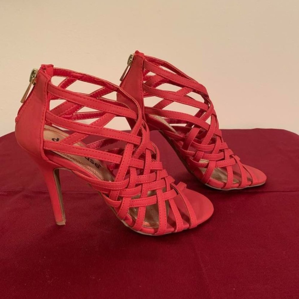 Women's Dollhouse Coral Heels Size 6